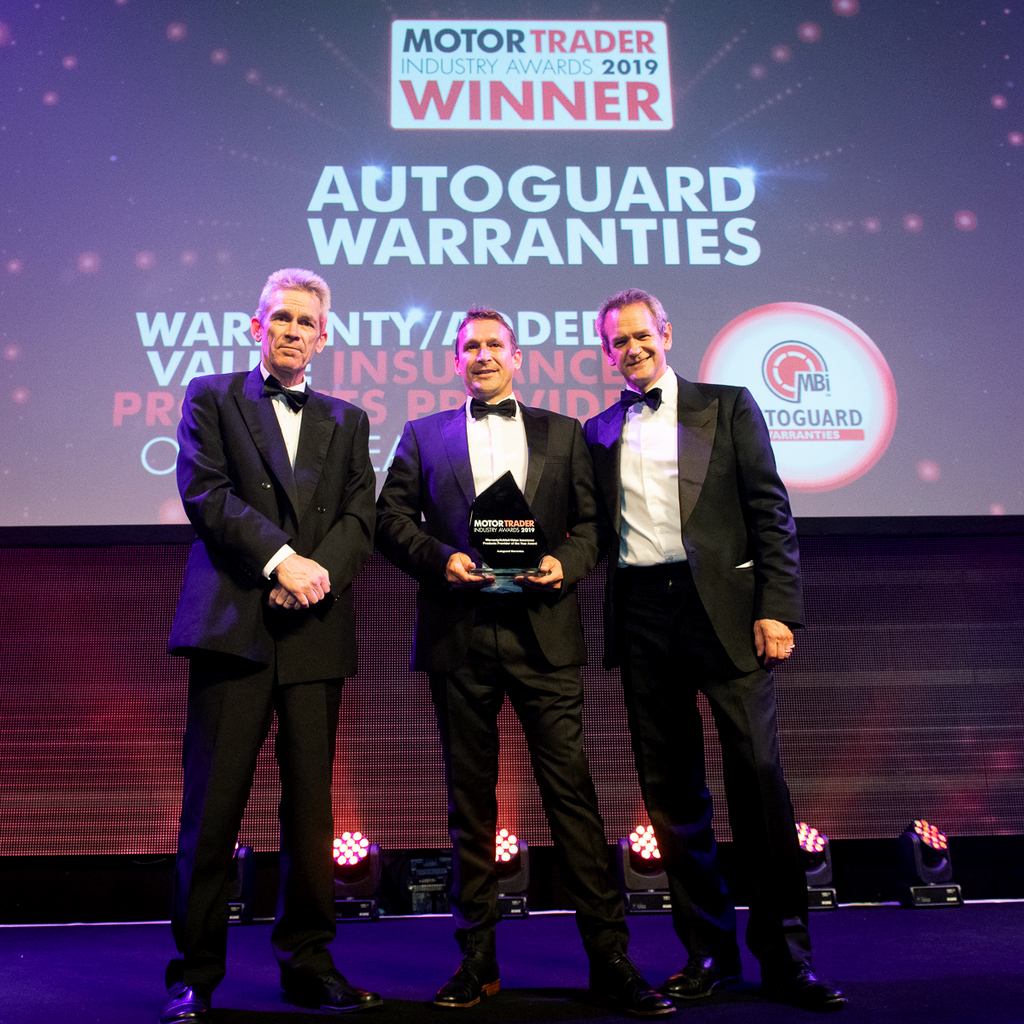 Autoguard Warranties CEP Robert Dockerill receiving award from Motor Trader editor John Kirwan and BBC TV show Pointless presenter Alexander Armstrong